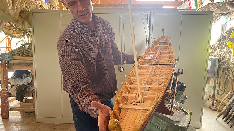 Boris Dreyer, Althistoriker und Professor f&uuml;r Alte Geschichte an der FAU, erkl&auml;rt den Aufbau der F.A.N. an einem Modell. Das R&ouml;merboot war das erste, das unter seiner Leitung nachgebaut wurde.