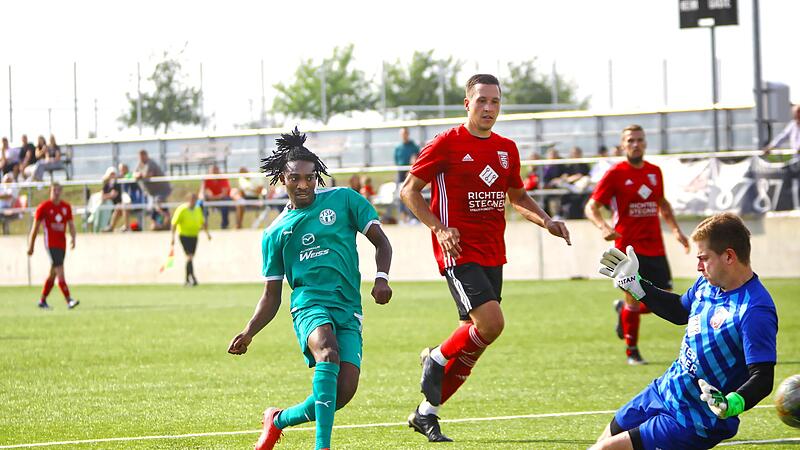 Der Neudrossenfelder Torjäger Cocou Gaglozoun trifft zum 2:0, Fabian Früh und 08-Torwart Janick Martin sind geschlagen. Der Neudrossenfelder Torjäger Cocou Gaglozoun trifft zum 2:0, Fabian Früh und 08-Torwart Janick Martin sind geschlagen.