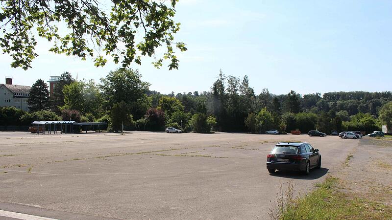 Der Parkplatz der Digitalen Manufaktur in R&ouml;dental soll eine weitere Nutzung erfahren. Auf einer Fl&auml;che von rund 10.000 Quadratmetern wird eine Carport-PV-Anlage installiert, die ab September j&auml;hrlich eine Million Kilowattstunden Strom liefern soll.