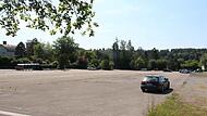Der Parkplatz der Digitalen Manufaktur in Rödental soll eine weitere Nutzung erfahren. Auf einer Fläche von rund 10.000 Quadratmetern wird eine Carport-PV-Anlage installiert, die ab September jährlich eine Million Kilowattstunden Strom liefern soll.