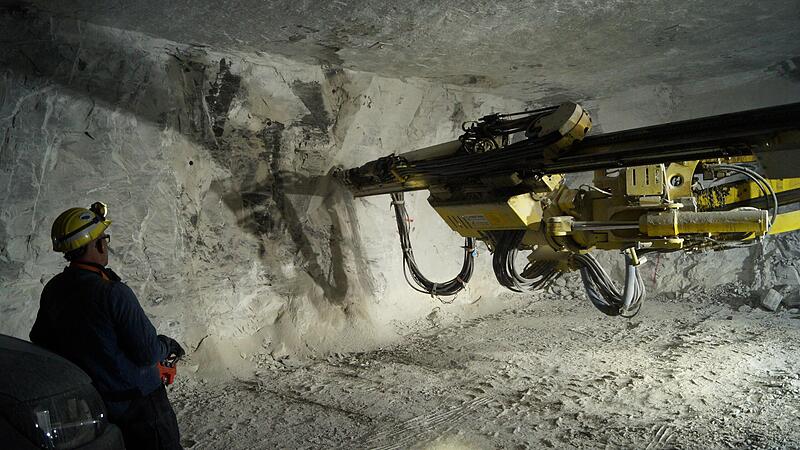 So k&ouml;nnte es im geplanten Knauf-Bergwerk in der Altertheimer Mulde einmal ausschauen: Naturgips, tonnenweise aus der Erde geholt. Das Bild zeigt einen Stollen von Knauf in H&uuml;ttenheim (Lkr. Kitzingen), wo seit den 1950er Jahren Gips abgebaut wird.