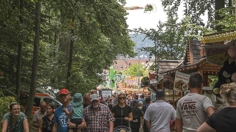 Zehntausende feiern ausgelassen auf dem Annafest und doch sinken im Landkreis die Inzidenz-Zahlen. Warum es für eine Entwarnung aber noch zu früh ist.Forchheim & Fränkische Schweiz Zehntausende feiern ausgelassen auf dem Annafest und doch sinken im Landkreis die Inzidenz-Zahlen. Warum es für eine Entwarnung aber noch zu früh ist.Forchheim & Fränkische Schweiz