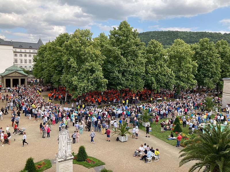 Unzählige Zuschauer kamen in den Kurpark, um beim Symphonic Mob 2023 zuzuhören.