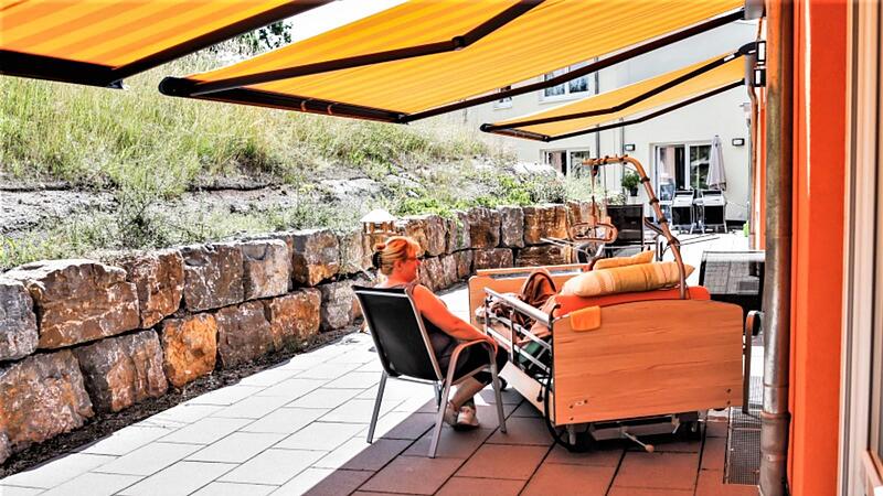 Jedes Zimmer hat einen Zugang zur Terrasse und die G&auml;ste k&ouml;nnen auch im dem Pflegebett die Sonne und frische Luft genie&szlig;en.