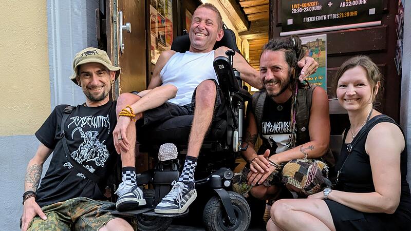 Eine Rampe vor dem &bdquo;Live-Club&ldquo; soll Rollstuhlfahrenden den Zugang am Nachtleben erm&ouml;glichen.