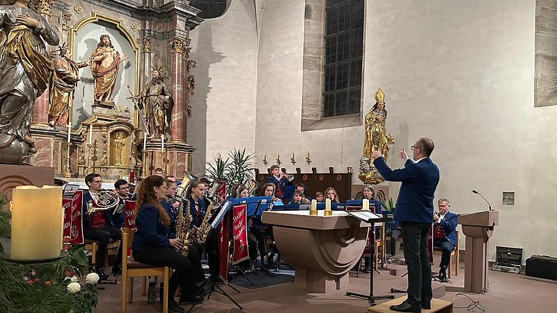 Die Leichtersbacher Musikanten hat Christoph Emmert dirigiert.