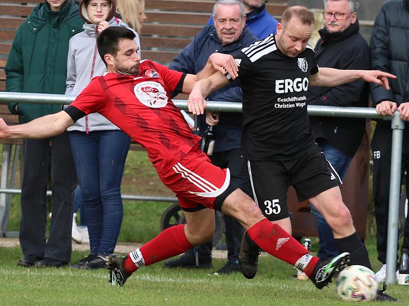Stefan Ismeier vom SV Poxdorf (links) traf zum 1:0.Forchheim & Fr&auml;nkische Schweiz