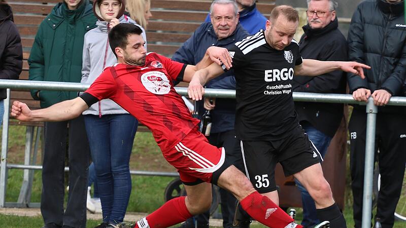Stefan Ismeier vom SV Poxdorf (links) traf zum 1:0.Forchheim & Fr&auml;nkische Schweiz