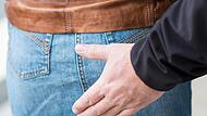 Eine Frau ist in Panik geraten, als sie von hinten plötzlich angegriffen wurde. Eine Frau ist in Panik geraten, als sie von hinten plötzlich angegriffen wurde.