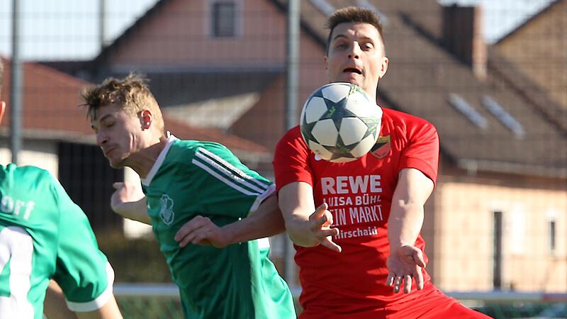 Eine elegante Ballannahme des Strullendorfers Thomas Schmitt &ndash; aber drei Punkte gibt es daf&uuml;r nicht:  Das 2:2 gegen den SV Zapfendorf um Oliver Mirwald ist f&uuml;r beide Teams ein entt&auml;uschendes Ergebnis.