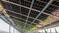 Der Solarpark hat, abgesehen von seiner schieren Größe, weitere Besonderheiten: Die Solarzellen erzeugen beidseitig Strom.