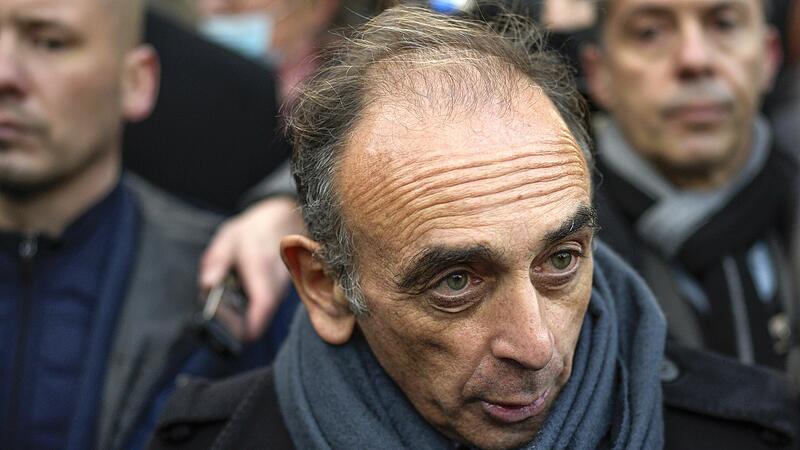 Éric Zemmour spricht mit Journalisten bei einem Besuch in Marseille.