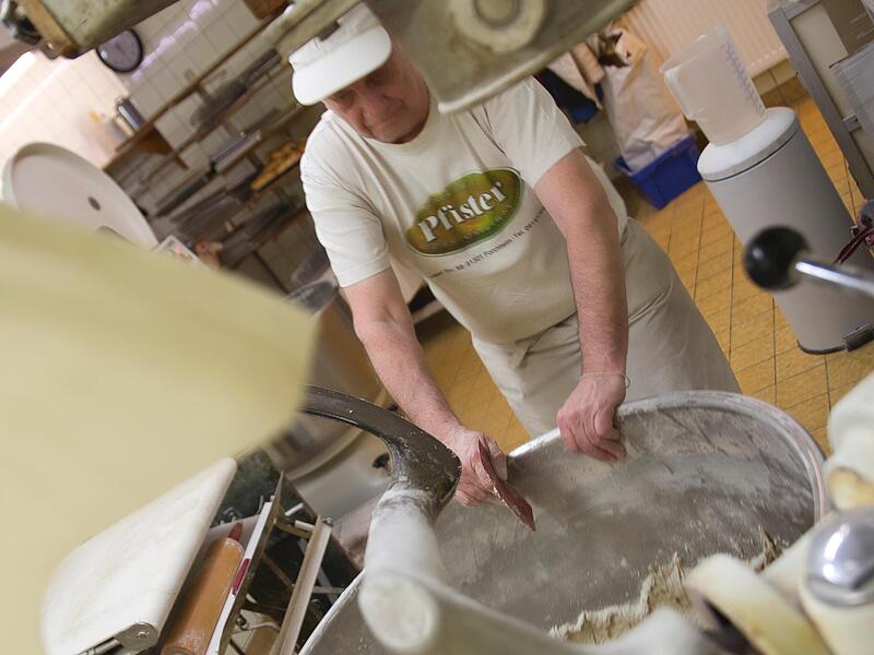 100 Kilogramm Mehl werden in einer normalen Arbeitsnacht verarbeitet.Forchheim & Fränkische Schweiz 100 Kilogramm Mehl werden in einer normalen Arbeitsnacht verarbeitet.Forchheim & Fränkische Schweiz