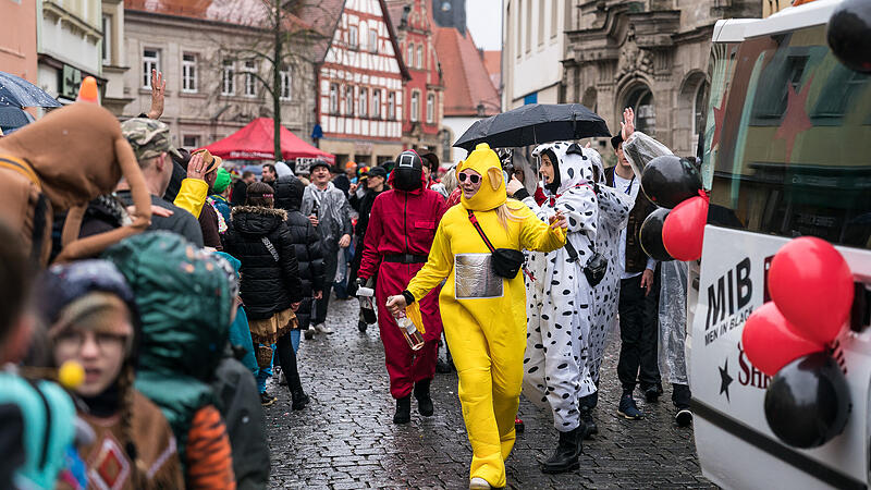 Der Faschingsumzug in Forchheim 2024: ein buntes Spektakel f&uuml;r tausende Zuschauer.