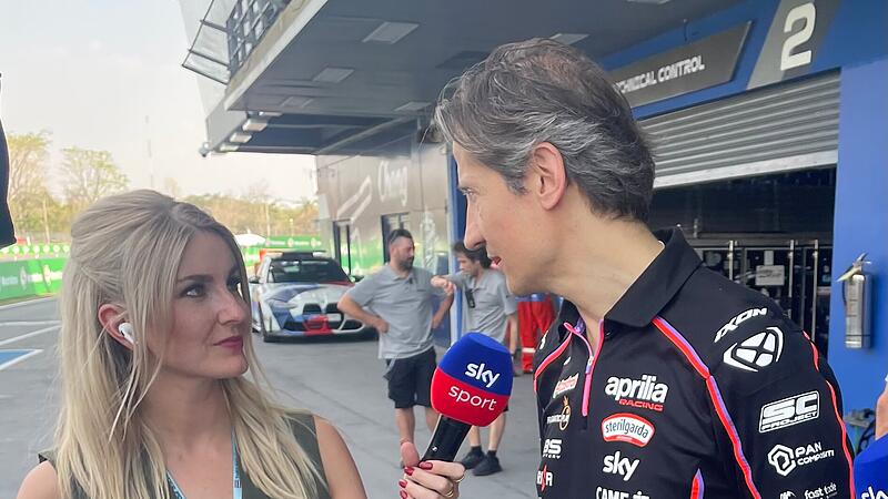 Sky-Moderatorin Lisa Hofmann im Gespräch mit Aprilia-Motorsportchef Massimo Rivola.