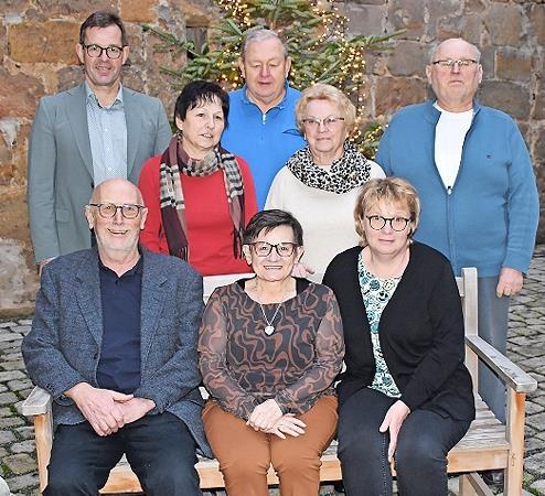 Die f&uuml;r lange Mitgliedschaft geehrten Mitglieder mit Ortsverbandsvorsitzendem J&uuml;rgen Feiner (sitzend links) und B&uuml;rgermeister J&uuml;rgen G&auml;belein (stehend links).