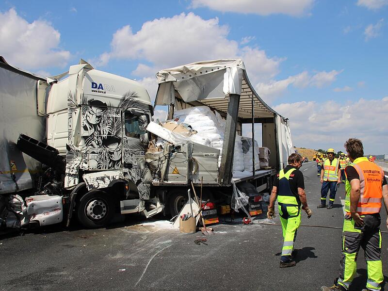 Der Lastwagenunfall legte die Autobahn in Fahrtrichtung mehrere Stunden lahm.