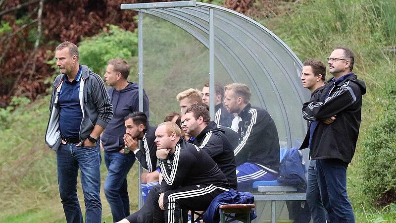 Thomas Hüttl (links) kann sich als Cheftrainer des TSV Mönchröden  auf seine beiden Assistenten Marcel Pavel (sitzend im Vordergrund) und Christian Holzmann (direkt dahinter) verlassen. Das Trainer-Dreigestirn will die „Mönche“ in die Landesliga führen.