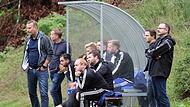 Thomas Hüttl (links) kann sich als Cheftrainer des TSV Mönchröden  auf seine beiden Assistenten Marcel Pavel (sitzend im Vordergrund) und Christian Holzmann (direkt dahinter) verlassen. Das Trainer-Dreigestirn will die „Mönche“ in die Landesliga führen.