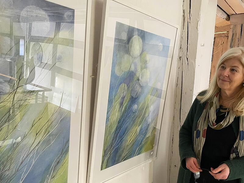 Cornelia Morsch vor ihren Zeichnungen der Serie „Fernes Blau so nah“.