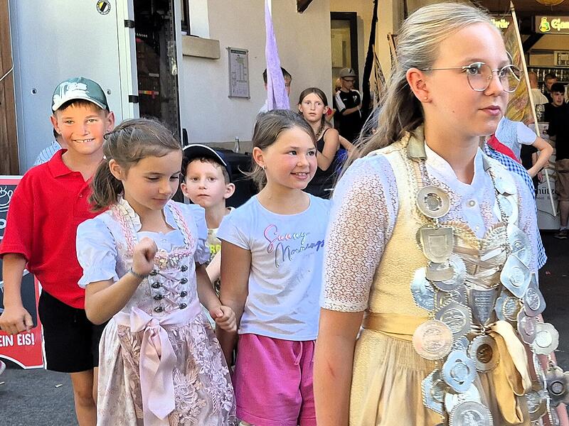 Rund ums Kinderschie&szlig;en um die Titel "Schwanenk&ouml;nigin" und "Vogelk&ouml;nig".Bilderserie: Schwanenk&ouml;nigin und Vogelk&ouml;nig
