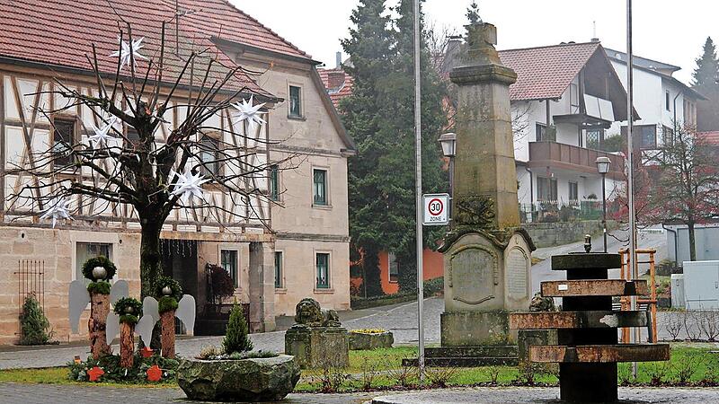 Der Dorfplatz von Breitbrunn mit Denkmal und Laufbrunnen, der auf die frühere Schleifsteinproduktion in den Steinbrüchen verweist: Hier sollte noch ein Trinkbrunnen entstehen, aber der Gemeinderat entschied sich für einen Standort in Lußberg.