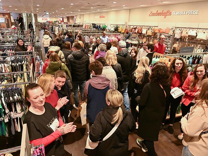 TK Maxx in Coburg er&ouml;ffnet: Die ersten Kunden wurden mit Beifall begr&uuml;&szlig;t.