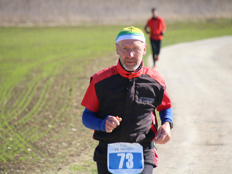 Strahlender Sonnenschein, aber nur niedrige Plusgrade erwartete die L&auml;ufer beim 19. Obermain-Marathon rund um Bad Staffelstein. Die Marathon-Strecke f&uuml;hrte wieder an den beiden Wahrzeichen der Kurstadt, dem Kloster Banz und der Basilika Vierzehnheiligen vorbei.