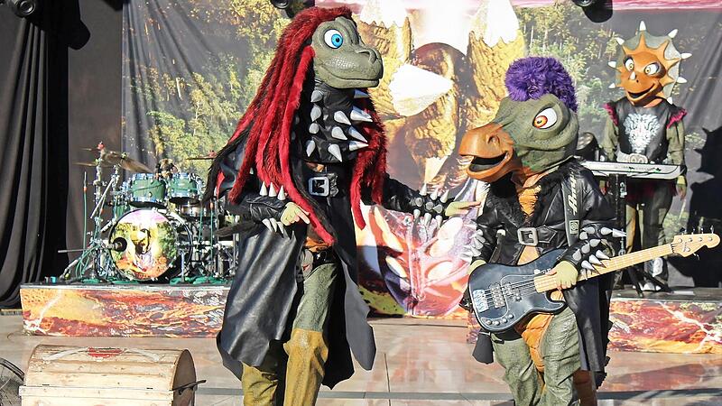 Das Quintett aus vier Sauriern und einem Drachen sorgte für ordentliche Gitarrenriffs, Dezibel und gute Laune. Das Quintett aus vier Sauriern und einem Drachen sorgte für ordentliche Gitarrenriffs, Dezibel und gute Laune.