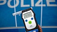 Ein Alcotest-Messger&auml;t, wie es bei Polizeikontrollen eingesetzt wird.Soeren Stache/dpa