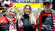 Die drei Schalk`s (von links): Mutter Susanne, Tochter Jenny und Vater Peter sind wohl die treuesten Fans der Haßfurter Hawks. Nicht nur bei den Heimspielen feuern sie die Mannschaft an. Auch bei nahezu allen Auswärtspartien sind sie treue Unterst...
