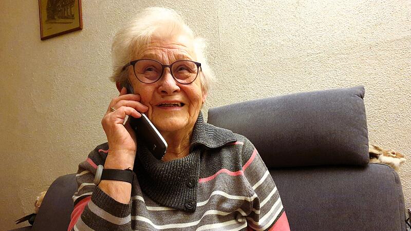 Anny Kohlmann freut sich &uuml;ber den Anruf ihrer Telefonpatin.