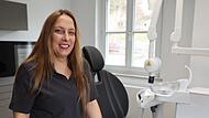 Petra Schmidt-Holzer posierte zum Praxisstart mit einem leeren Stuhl. Inzwischen ist die Praxis &bdquo;Franggnzahn&ldquo; ausgebucht und so voll, dass die Zahn&auml;rztin einen Aufnahmestopp verh&auml;ngen musste. Doch an einer Entzerrung der Situation wird gearbeitet....