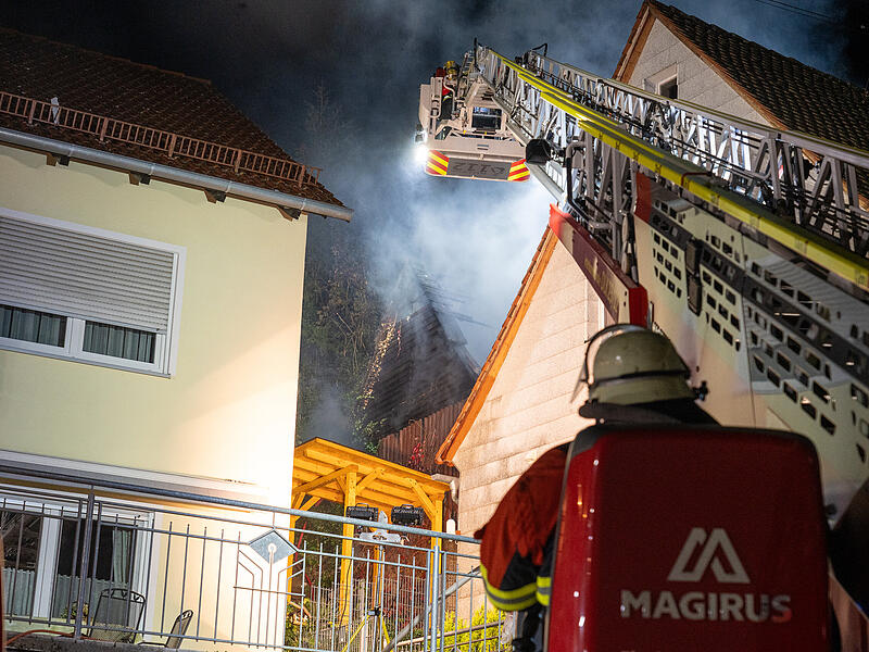 Nächtlicher Einsatz für die Feuerwehr: Scheune steht in VollbrandFeuerwehreinsatz in Egloffstein mit 130 Feuerwehrleuten