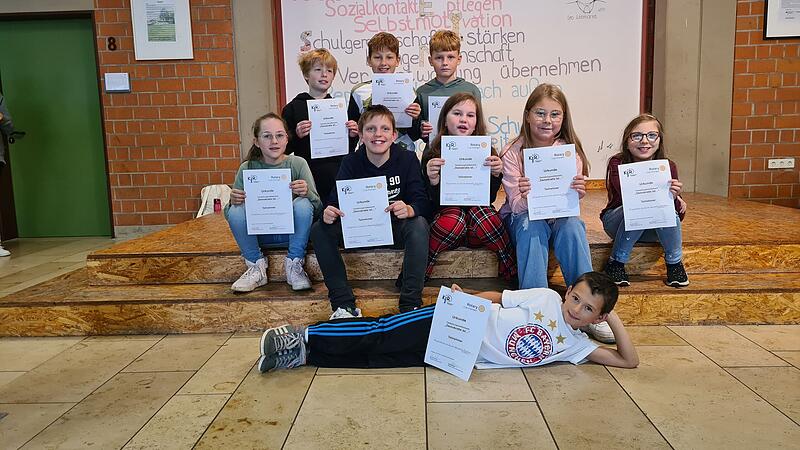 Auszeichnung f&uuml;r die Klassen 5a und 5b der Leo-Weismantel-Realschule Marktbreit beim Gestaltungswettbewerb &bdquo;Demokratie&ldquo; des KJR Kitzingen.