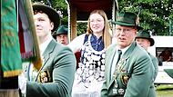 In ihrer Thron-Sänfte wurde Schützenkönigin Katharina Rothert dem gemeinen Volk präsentiert.