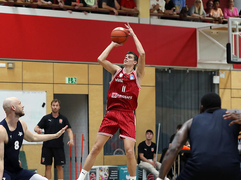 Baskets-Neuzugang Richard Balint steigt hoch zum Mitteldistanzwurf. Gegen Jena traf der 22-Jährige all seine fünf Wurfversuche.
