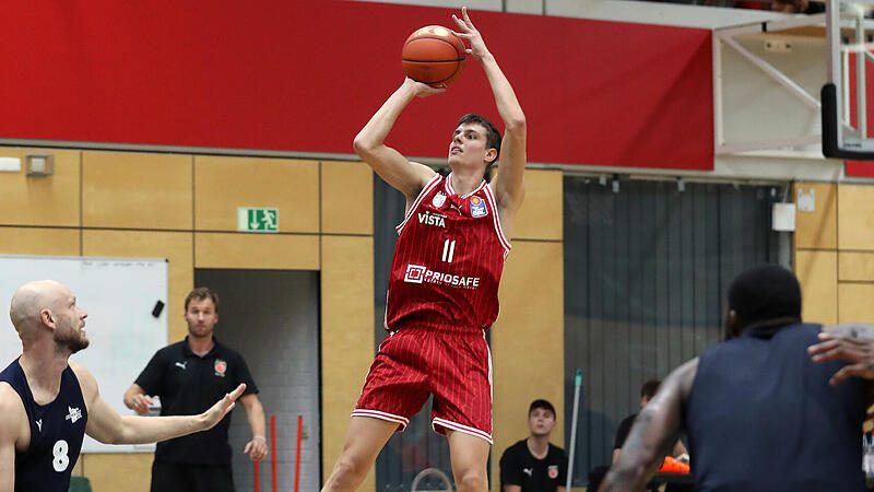 Baskets-Neuzugang Richard Balint steigt hoch zum Mitteldistanzwurf. Im Testspiel gegen Jena traf der 22-J&auml;hrige all seine f&uuml;nf Wurfversuche.