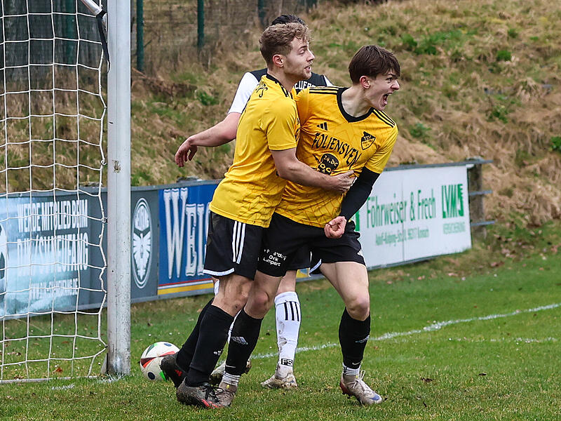 Nachdem der K&uuml;pser Johannes Klier (links) nur den Pfosten getroffen hatte, sprang der Ball Karl Heider vor die F&uuml;&szlig;e, der nur noch ins leere Tor einschieben musste. Am Ende hie&szlig; es gegen Neufang 3:3.