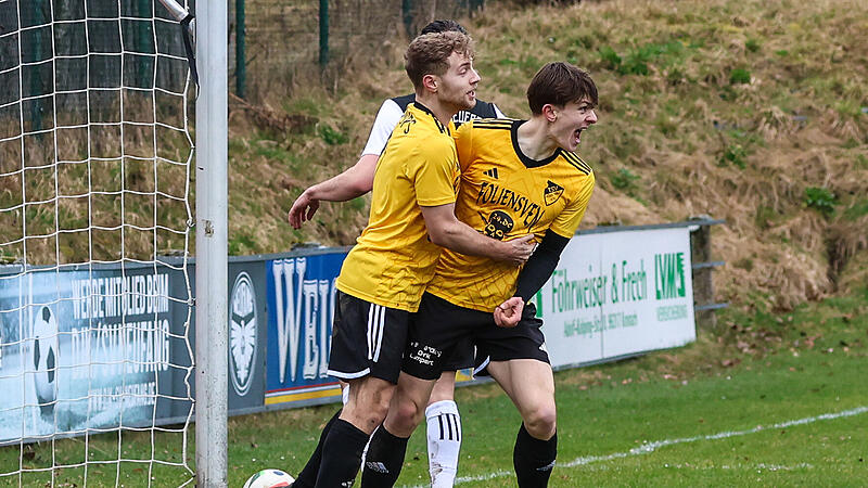 Nachdem der K&uuml;pser Johannes Klier (links) nur den Pfosten getroffen hatte, sprang der Ball Karl Heider vor die F&uuml;&szlig;e, der nur noch ins leere Tor einschieben musste. Am Ende hie&szlig; es gegen Neufang 3:3.