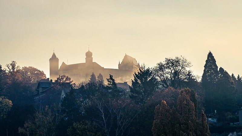 Die Veste Coburg liegt im Nebel. Falls auch so mancher Hintergrund zu unseren 10 Quiz-Fragen noch unklar sein sollte, können Sie hier alles nachlesen. Die Veste Coburg liegt im Nebel. Falls auch so mancher Hintergrund zu unseren 10 Quiz-Fragen noch unklar sein sollte, können Sie hier alles nachlesen.