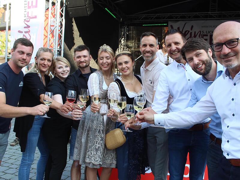 Das Lichtenfelser Weinfest ist eine feste Adresse im Kulturkalender geworden, zu der Weingüter, Sponsoren und Verantwortliche der Stadt zusammenstehen. Hier stoßen auf ein gutes Gelingen Jonas Behringer, Stefanie Ebert, Laura Rumpel, Karl Maximili...