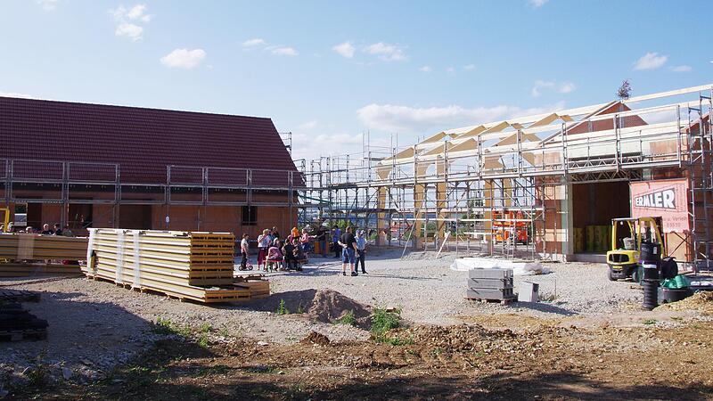 Am Dorfgemeinschaftshaus (li.) sowie der Kulturscheune mit angebautem Feuerwehrhaus (re.) ist Richtfest gefeiert worden.