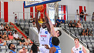 US-Center Zach Hinton (weißes Trikot) ist einer der neuen Leistungsträger des BBC Coburg.