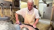 Ein letztes Mal machen Forchheims Kultmetzger Erwin Lang und sein Kutter Leberkäse.