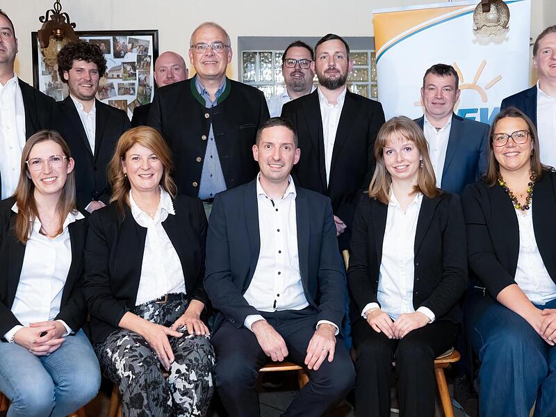 Der B&uuml;rgermeister von Gr&auml;fenberg Ralf Kunzmann (Mitte vorn) mit dem Team der Freien W&auml;hler Gr&auml;fenberg und FW-Landratskandidat Hanng&ouml;rg Zimmermann (hinten, 4.v.l.).