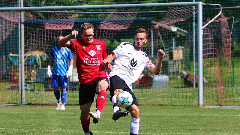 Der TSV 08 Kulmbach um Sebastian Vogel (links) ist am Wochenende im Kreisliga-Derby beim SV Motschenbach und Christian Erdmann im Einsatz. Der TSV 08 Kulmbach um Sebastian Vogel (links) ist am Wochenende im Kreisliga-Derby beim SV Motschenbach und Christian Erdmann im Einsatz.