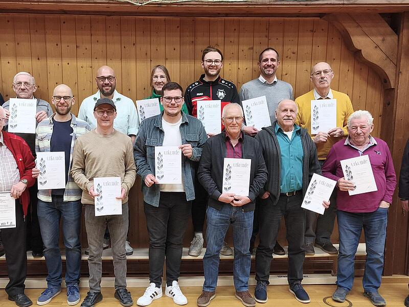 Hintere Reihe: Vorstand Harald Markard, Albrecht Neugebauer, Vorstand Michael Schultze, Gonny Lateveer, Christian Back, Jan Voll, Werner Suckfüll. Vorne: Günter Kirchner, Moritz Dittmar, Frank Poppe, Fabian Götz, Ludwig Pratska, Anton Hahn, Herman... Hintere Reihe: Vorstand Harald Markard, Albrecht Neugebauer, Vorstand Michael Schultze, Gonny Lateveer, Christian Back, Jan Voll, Werner Suckfüll. Vorne: Günter Kirchner, Moritz Dittmar, Frank Poppe, Fabian Götz, Ludwig Pratska, Anton Hahn, Herman...