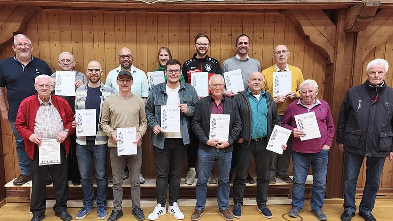 Hintere Reihe: Vorstand Harald Markard, Albrecht Neugebauer, Vorstand Michael Schultze, Gonny Lateveer, Christian Back, Jan Voll, Werner Suckf&uuml;ll. Vorne: G&uuml;nter Kirchner, Moritz Dittmar, Frank Poppe, Fabian G&ouml;tz, Ludwig Pratska, Anton Hahn, Herman...