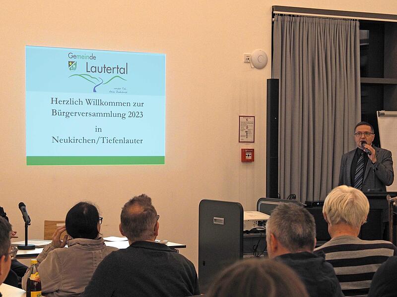 Interessiert und konzentriert verfolgten die Bürger von Neukirchen und Tiefenlauter die Informationen über den Zuzug von sechs Flüchtlingsfamilien. Interessiert und konzentriert verfolgten die Bürger von Neukirchen und Tiefenlauter die Informationen über den Zuzug von sechs Flüchtlingsfamilien.